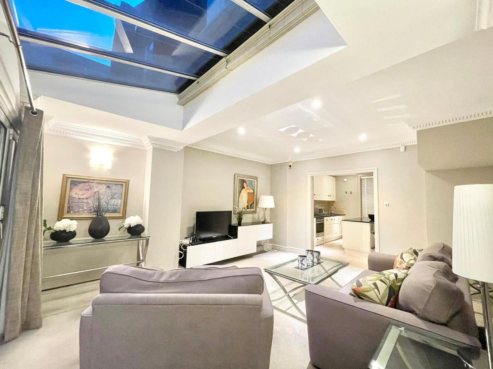 Mayfair 2 Bedroom With Large Private Terrace Apartament *